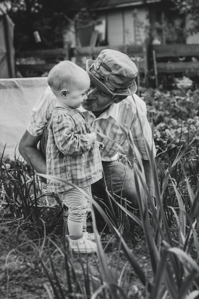 Amore di nonno: 23 bellissime foto che raccontano una storia d'amore fatta di rughe, presenza e silenzi