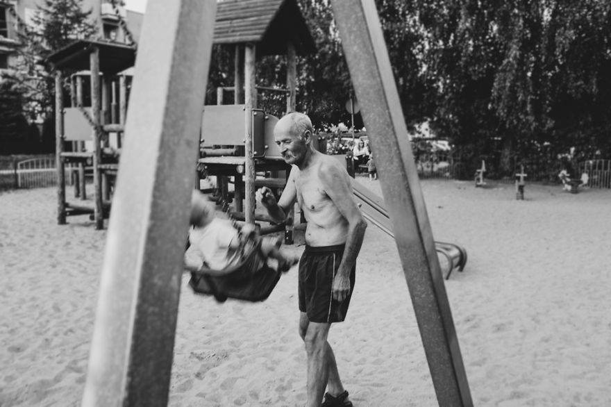 Amore di nonno: 23 bellissime foto che raccontano una storia d'amore fatta di rughe, presenza e silenzi