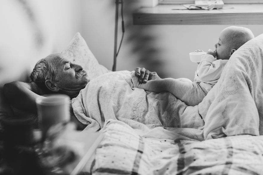 Amore di nonno: 23 bellissime foto che raccontano una storia d'amore fatta di rughe, presenza e silenzi