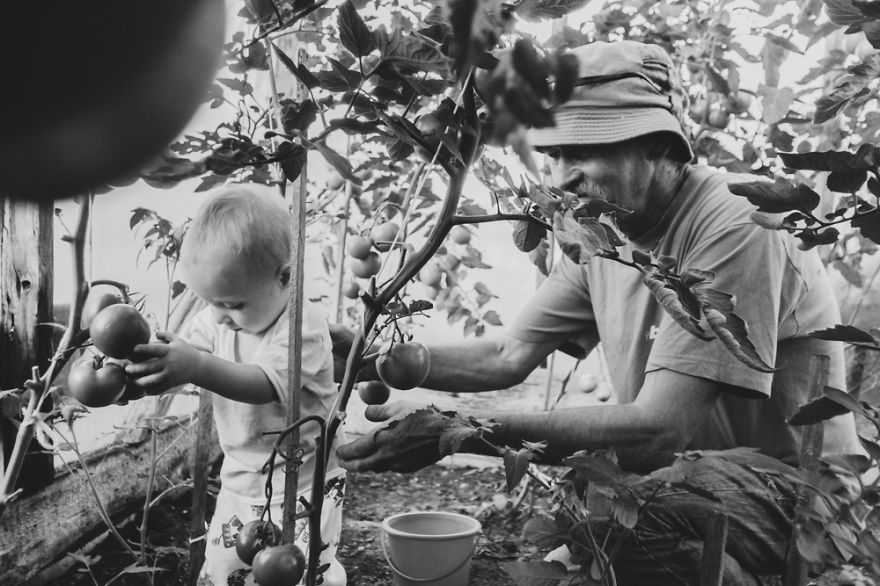Amore di nonno: 23 bellissime foto che raccontano una storia d'amore fatta di rughe, presenza e silenzi