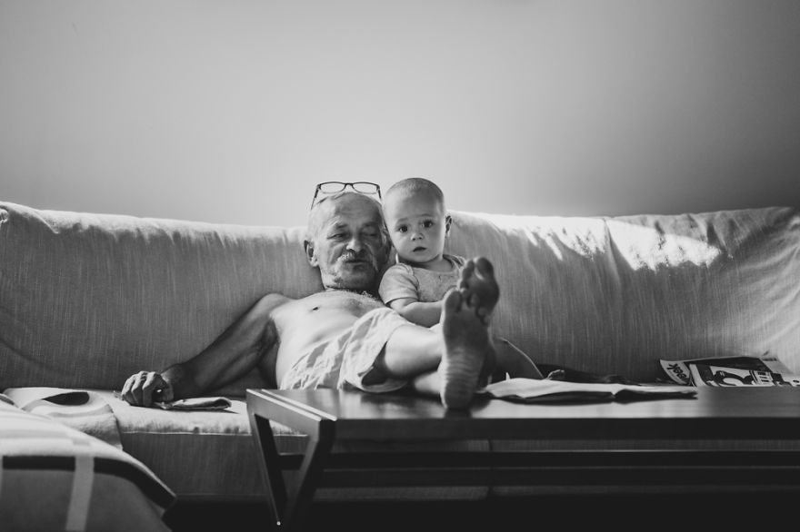 Amore di nonno: 23 bellissime foto che raccontano una storia d'amore fatta di rughe, presenza e silenzi