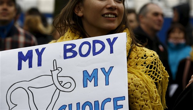 La Polonia emana un disegno di legge anti-abortista: scoppia la #ProtestaNera delle donne
