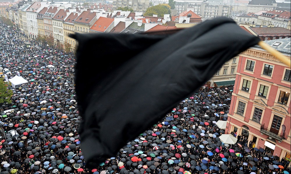 La Polonia emana un disegno di legge anti-abortista: scoppia la #ProtestaNera delle donne