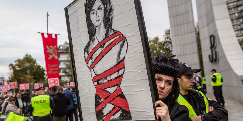 La Polonia emana un disegno di legge anti-abortista: scoppia la #ProtestaNera delle donne
