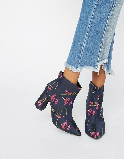 Novità moda autunno-inverno: siete pronte per gli stivali floreali o decorati?