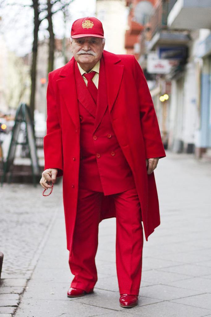 Chi è quest'uomo che ogni mattina va a lavorare con un outfit diverso