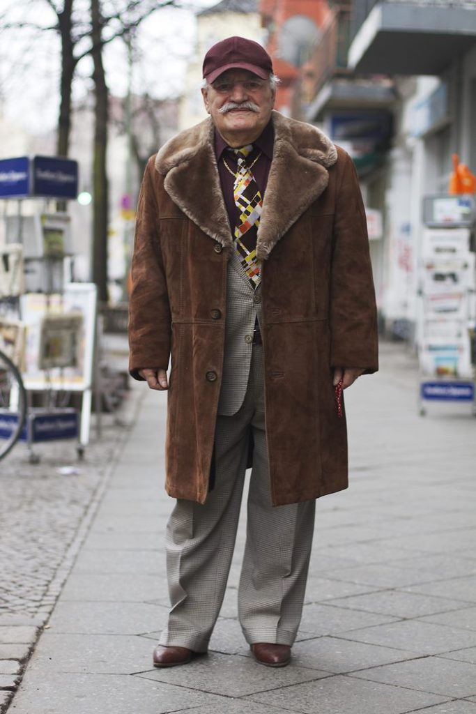 Chi è quest'uomo che ogni mattina va a lavorare con un outfit diverso