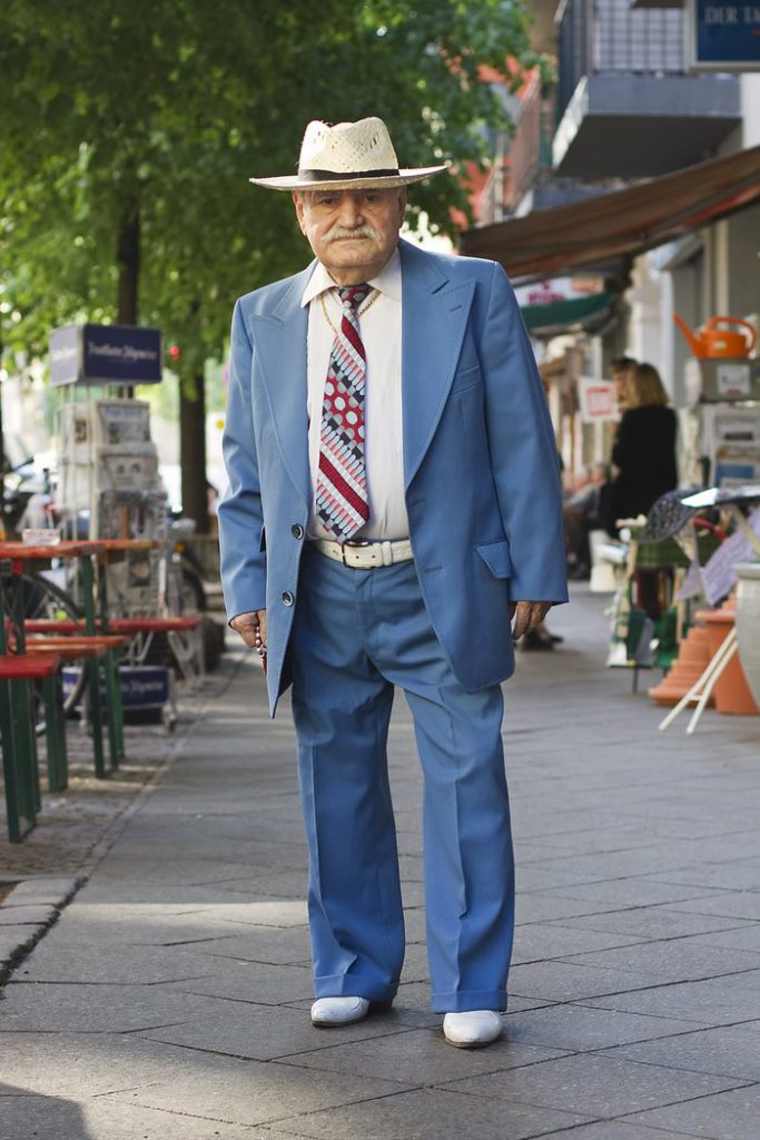 Chi è quest'uomo che ogni mattina va a lavorare con un outfit diverso