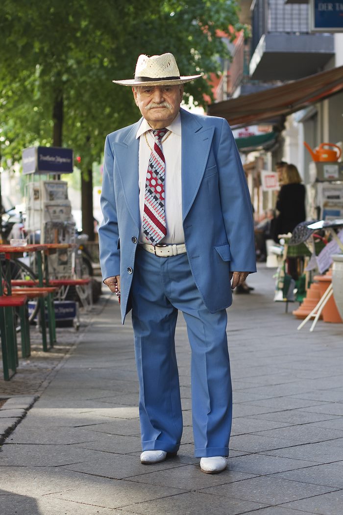 Chi è quest'uomo che ogni mattina va a lavorare con un outfit diverso