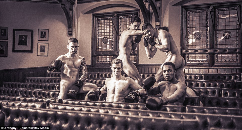 13 immagini hot dal calendario degli studenti di Cambridge senza veli per beneficienza