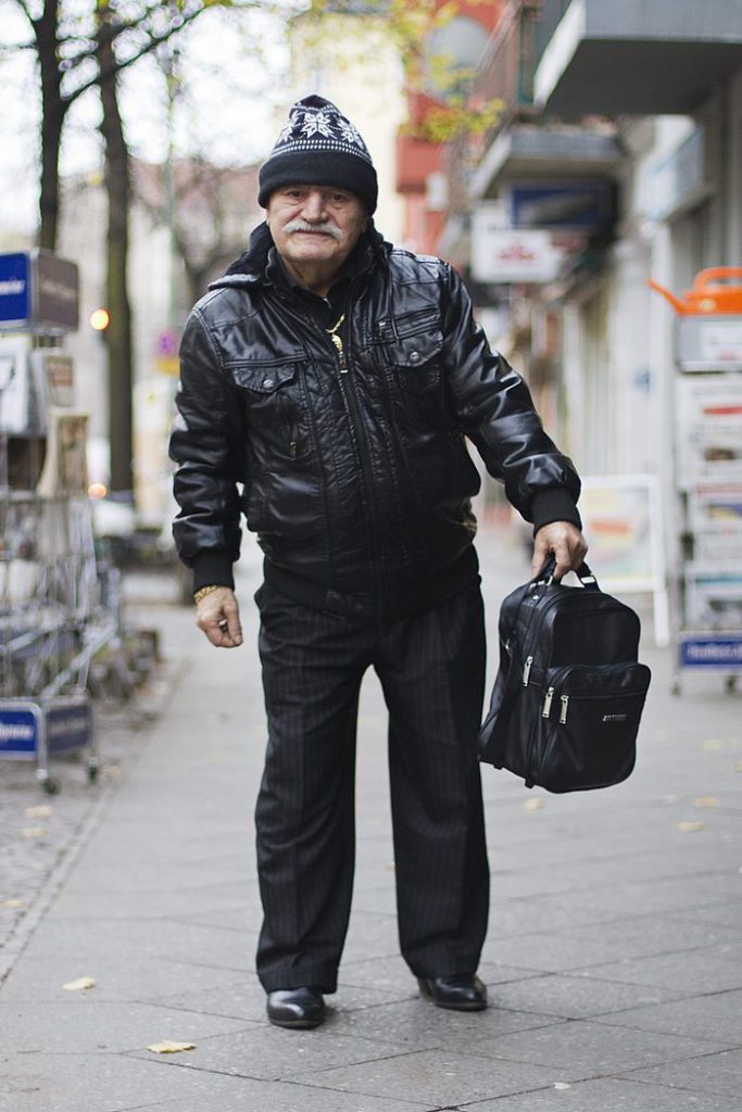 Chi è quest'uomo che ogni mattina va a lavorare con un outfit diverso
