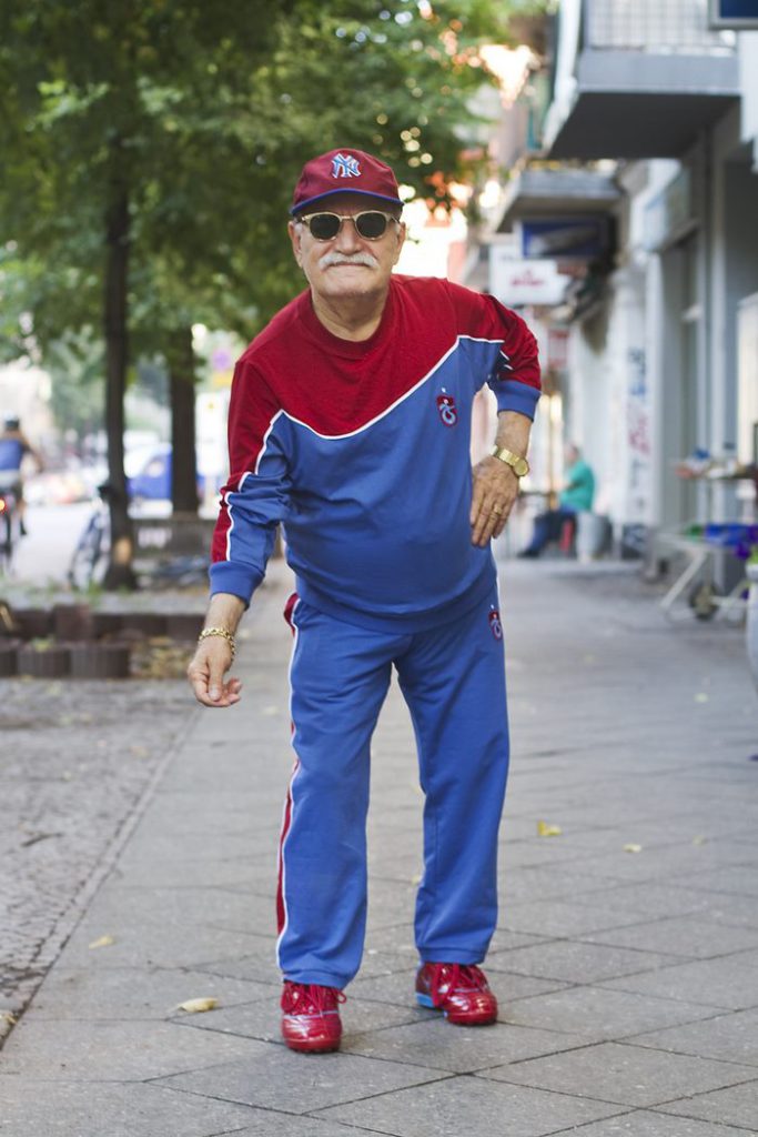 Chi è quest'uomo che ogni mattina va a lavorare con un outfit diverso