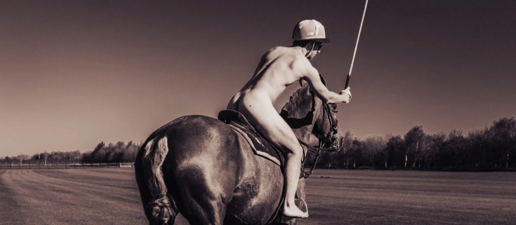 13 immagini hot dal calendario degli studenti di Cambridge senza veli per beneficienza
