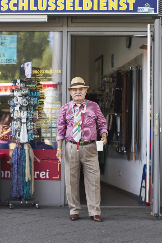 Chi è quest'uomo che ogni mattina va a lavorare con un outfit diverso