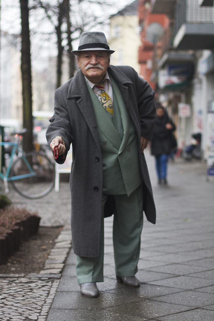 Chi è quest'uomo che ogni mattina va a lavorare con un outfit diverso