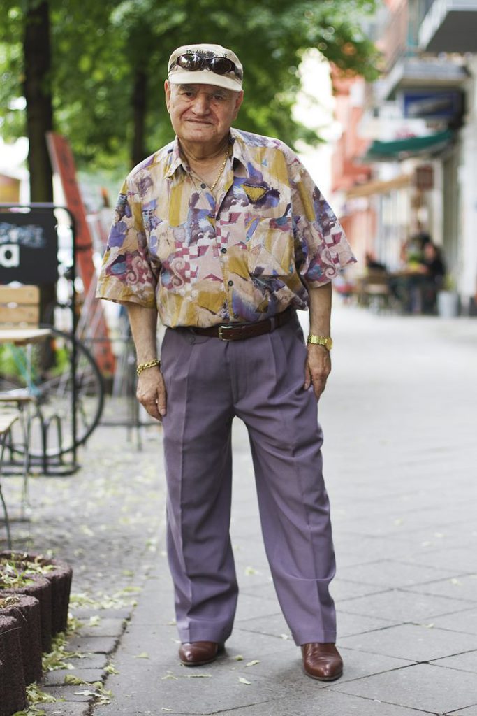 Chi è quest'uomo che ogni mattina va a lavorare con un outfit diverso