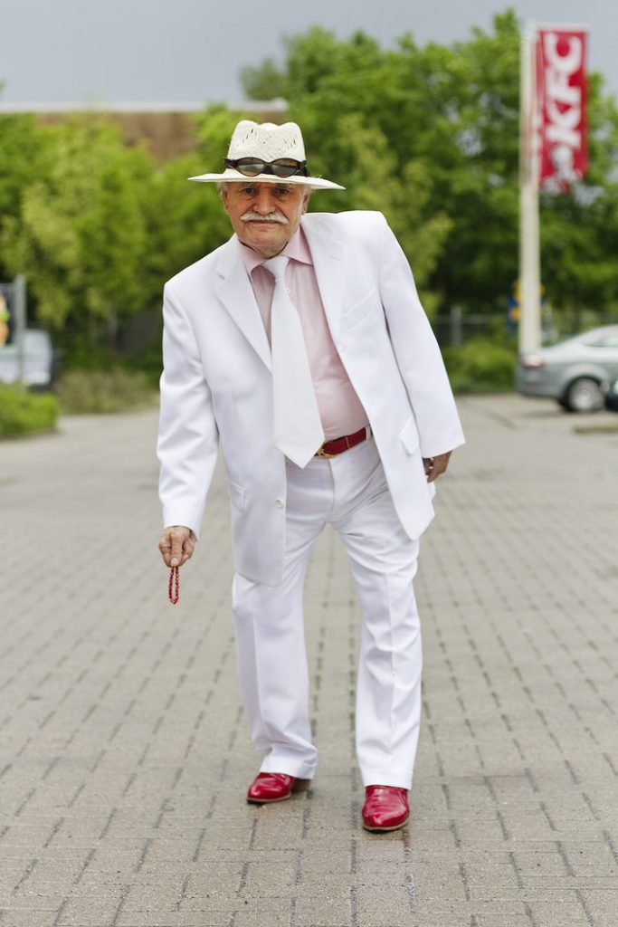 Chi è quest'uomo che ogni mattina va a lavorare con un outfit diverso