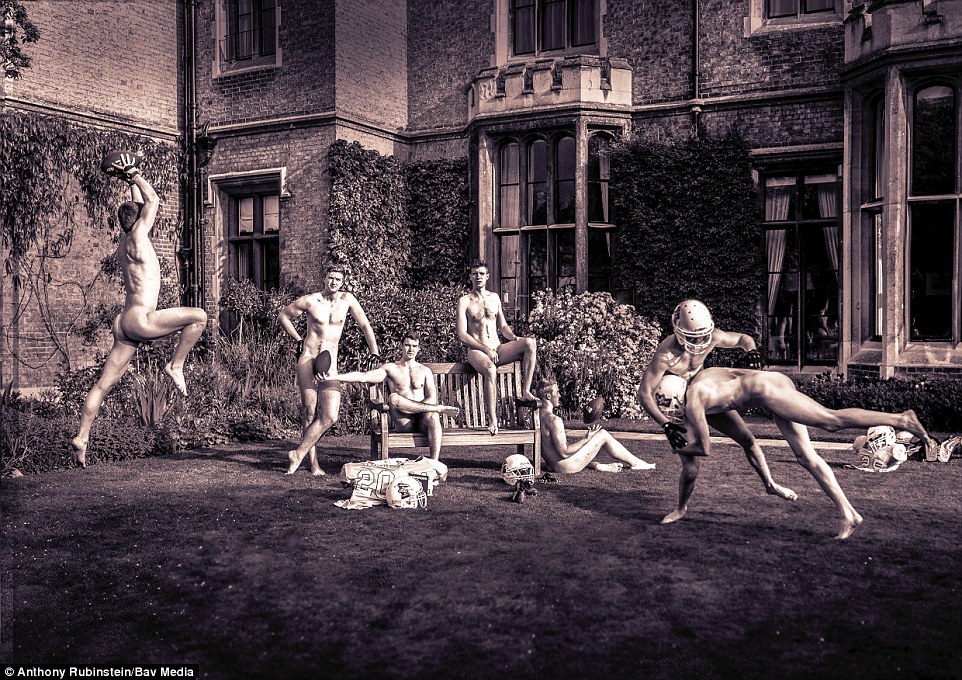13 immagini hot dal calendario degli studenti di Cambridge senza veli per beneficienza