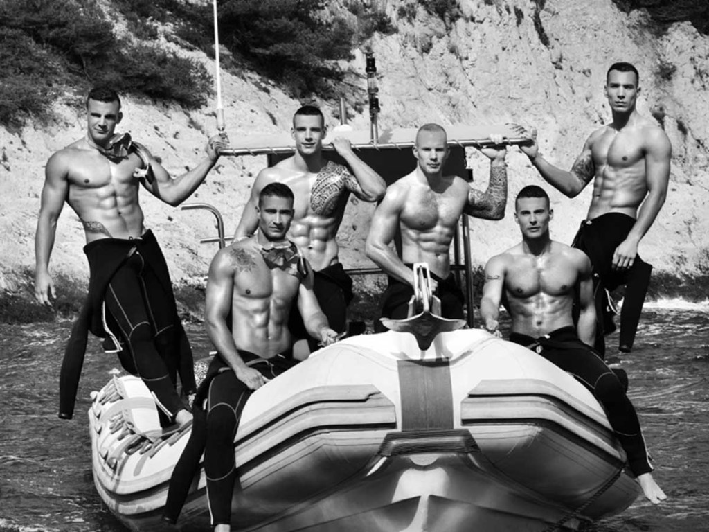 Il calendario dei pompieri francesi 2017 che vi farà venire voglia di bruciare qualcosa