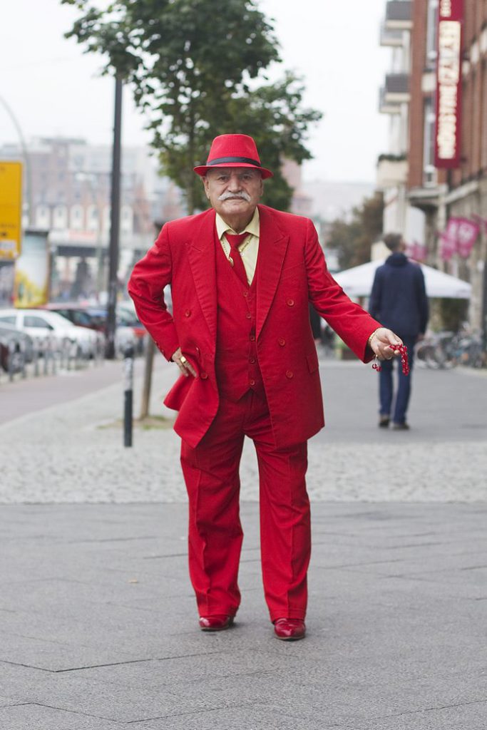Chi è quest'uomo che ogni mattina va a lavorare con un outfit diverso