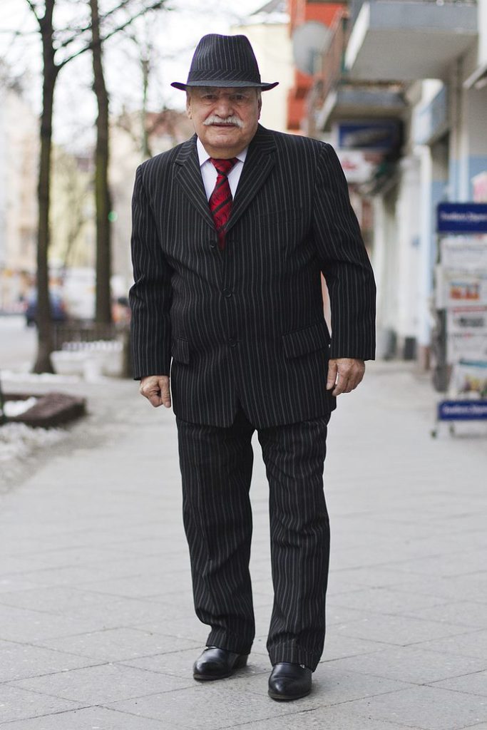 Chi è quest'uomo che ogni mattina va a lavorare con un outfit diverso