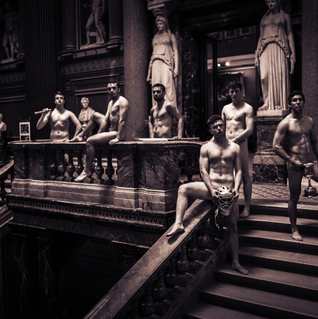 13 immagini hot dal calendario degli studenti di Cambridge senza veli per beneficienza