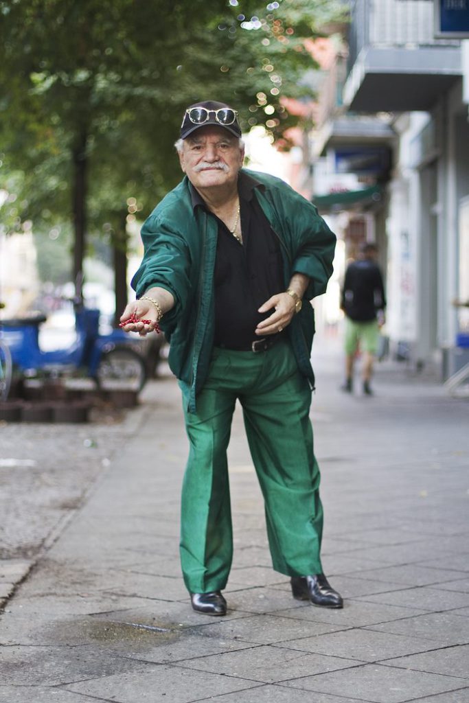 Chi è quest'uomo che ogni mattina va a lavorare con un outfit diverso