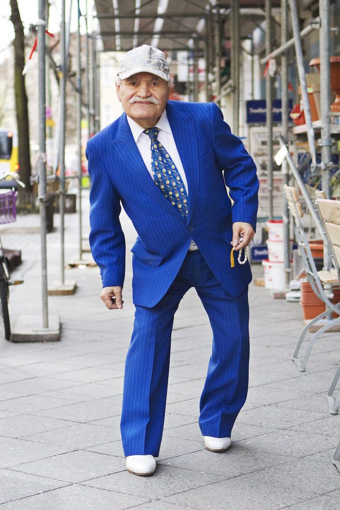 Chi è quest'uomo che ogni mattina va a lavorare con un outfit diverso