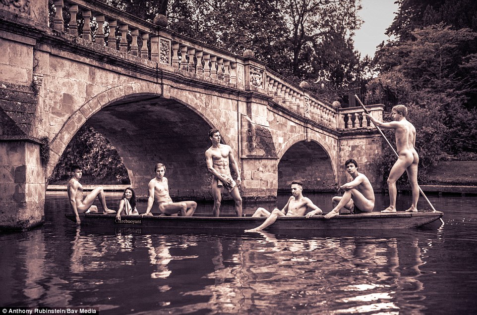 13 immagini hot dal calendario degli studenti di Cambridge senza veli per beneficienza