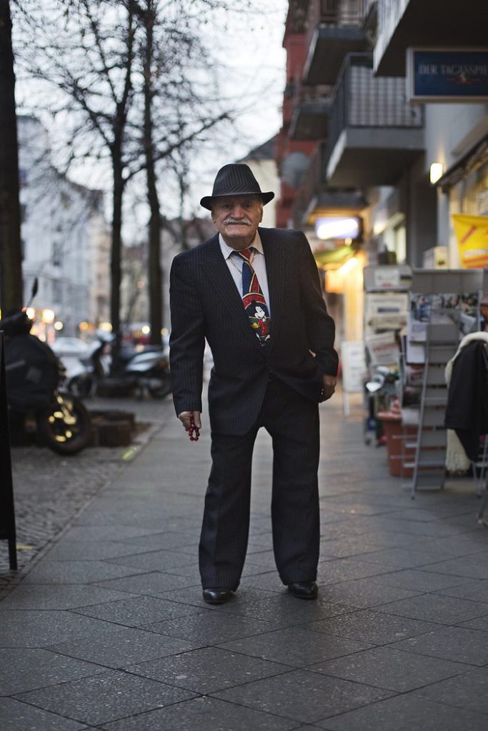 Chi è quest'uomo che ogni mattina va a lavorare con un outfit diverso