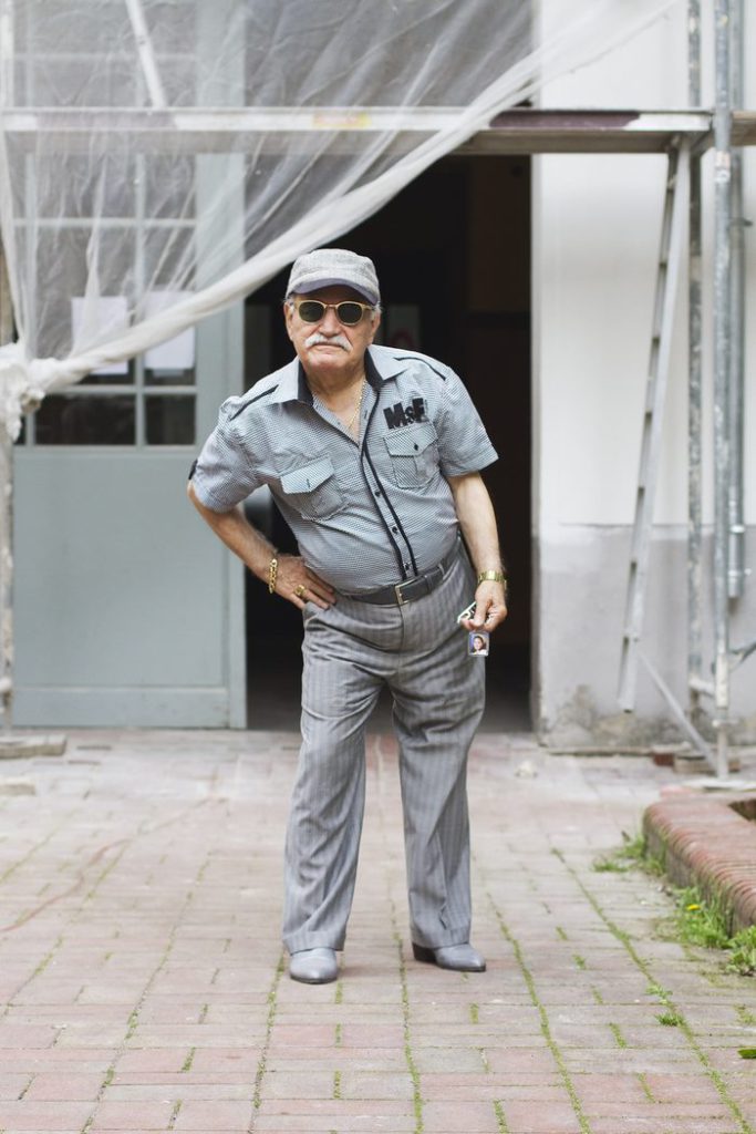 Chi è quest'uomo che ogni mattina va a lavorare con un outfit diverso