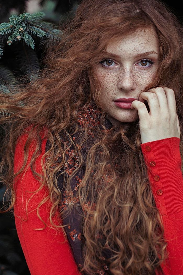La bellezza ipnotica dei capelli rossi