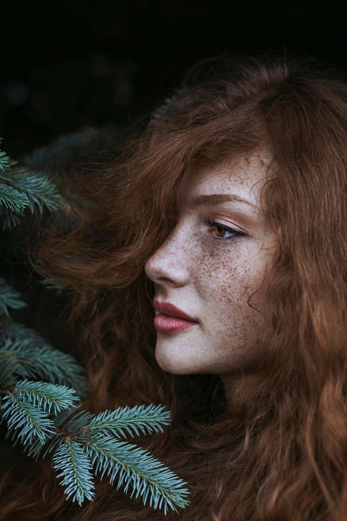 La bellezza ipnotica dei capelli rossi
