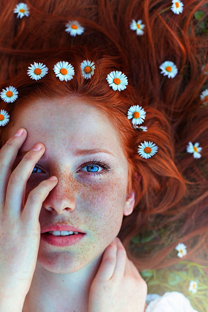 La bellezza ipnotica dei capelli rossi