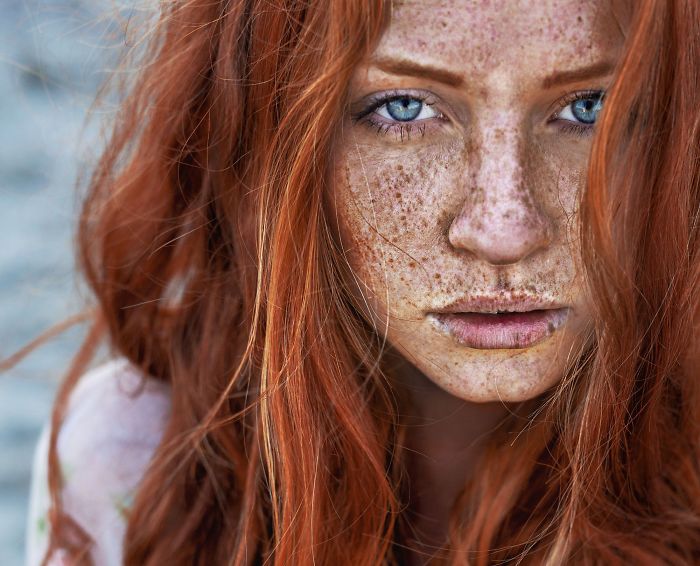 La bellezza ipnotica dei capelli rossi