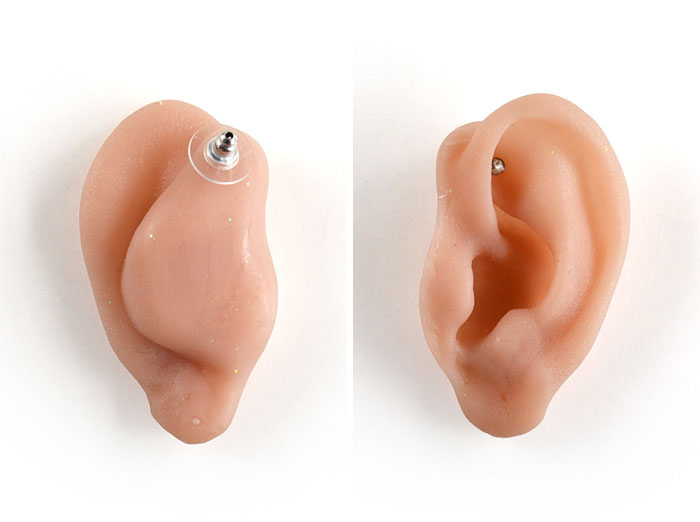 Se pensate che questi orecchini siano disgustosi non avete ancora visto l'anello