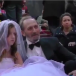 Lui ha 65 anni e sposa una bambina: la reazione della folla