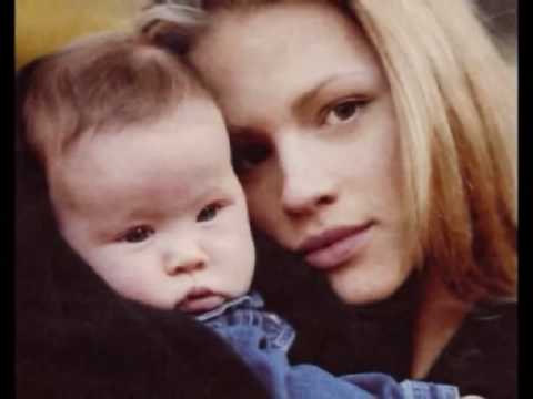 43 immagini (dal 1994 a oggi) per i 43 anni di Michelle Hunziker