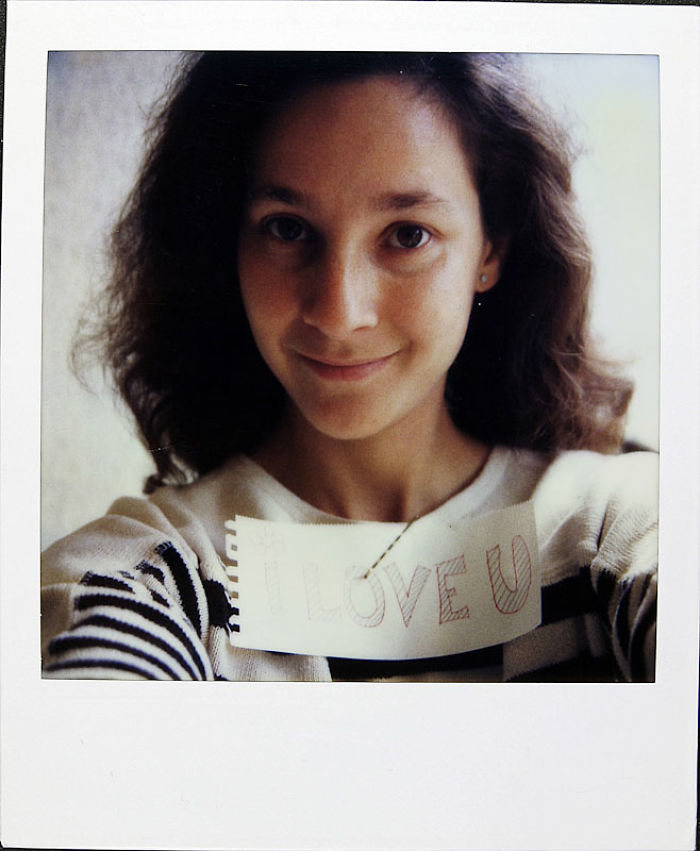 Scatta una polaroid al giorno fino alla sua morte. Le sue immagini toccano il cuore