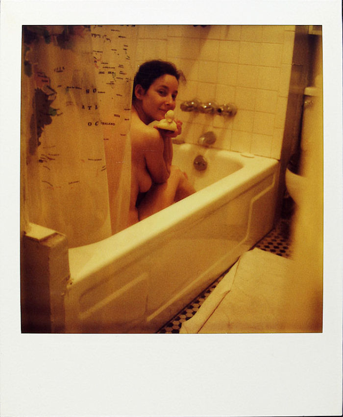 Scatta una polaroid al giorno fino alla sua morte. Le sue immagini toccano il cuore