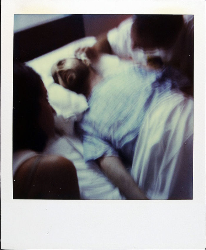 Scatta una polaroid al giorno fino alla sua morte. Le sue immagini toccano il cuore