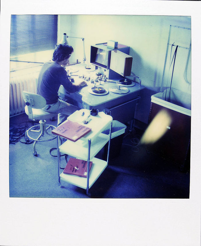 Scatta una polaroid al giorno fino alla sua morte. Le sue immagini toccano il cuore