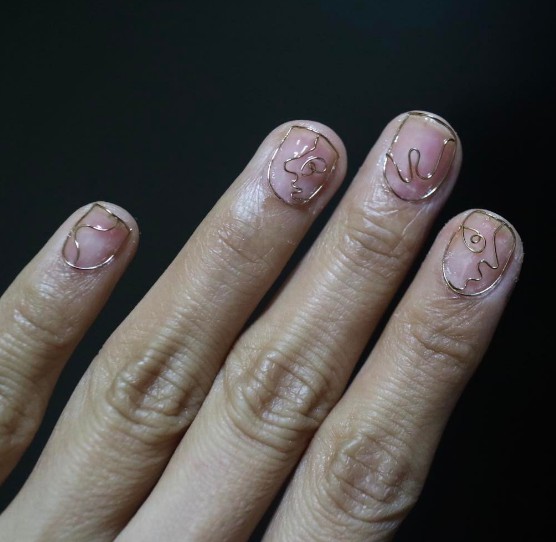 Manicure con il filo di ferro. Una tendenza di cui possiamo fare a meno