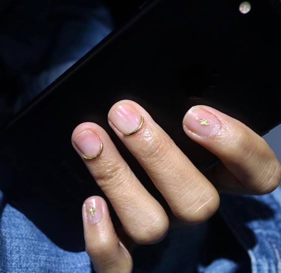 Manicure con il filo di ferro. Una tendenza di cui possiamo fare a meno