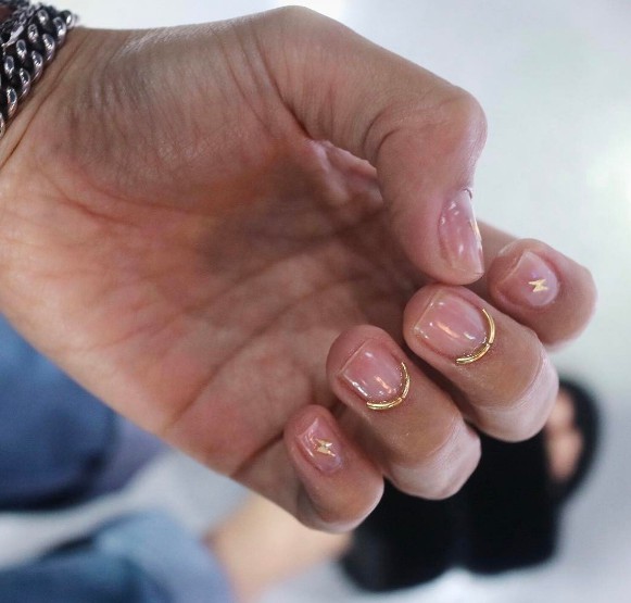 Manicure con il filo di ferro. Una tendenza di cui possiamo fare a meno