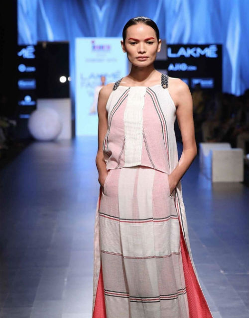 Chi è Anjali, la prima trans a sfilare alla Fashion Week indiana
