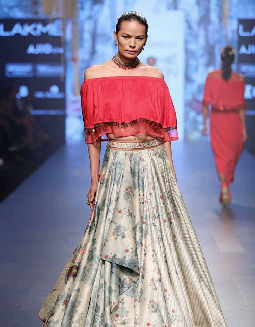 Chi è Anjali, la prima trans a sfilare alla Fashion Week indiana
