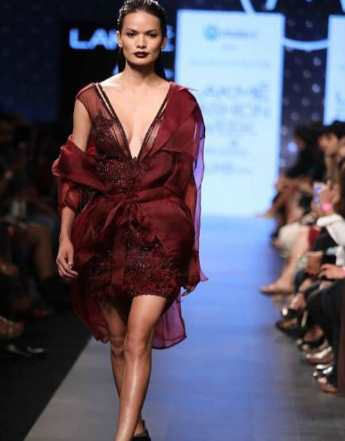 Chi è Anjali, la prima trans a sfilare alla Fashion Week indiana