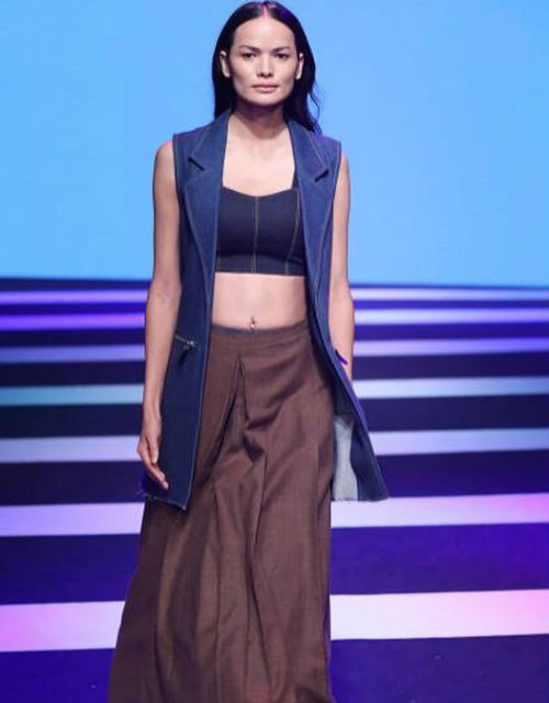 Chi è Anjali, la prima trans a sfilare alla Fashion Week indiana