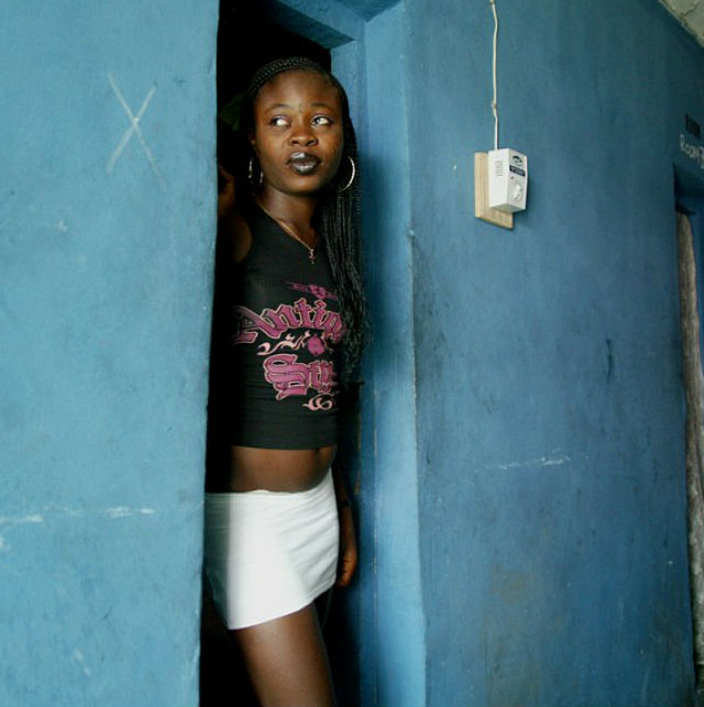 Viaggio nei bordelli nigeriani: tra prostitute bambine e il divieto di usare il preservativo